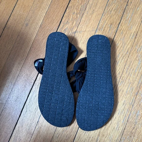 Sanuk yoga flip flops - Picture 3 of 4